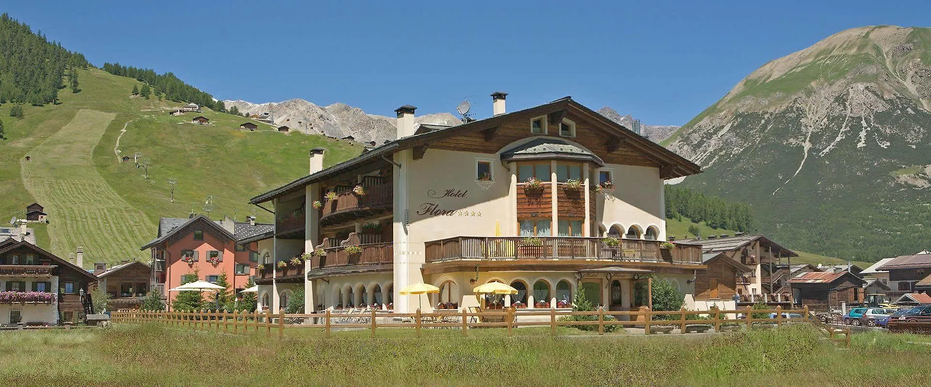Hotel Flora Λιβίνιο 4*,